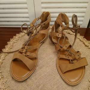 Crown  vintage Gladiator Sandals Brown strap flat heel Sz 7.5 back Zipper  Used